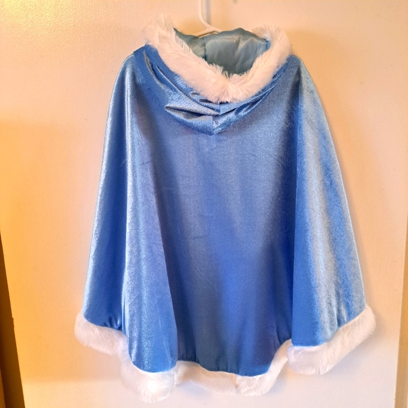 Gorgeous cape for imaginative play! - Picture 2 of 6